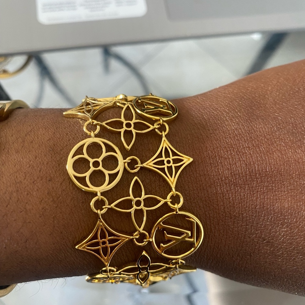 Elegant Gold Bracelet